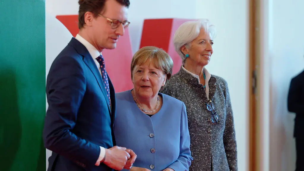 Die-fruehere-Kanzlerin-Angela-Merkel-r-steht-vor-der-Verleihung-des-NRW-Staatspreises-neben-Hendrik-Wuest-Ministerpraesident-von-Nordrhein-Westfahlen-CDU-l-und-Christine-Lagarde-Praesidentin-der-Europaeischen-Zentralbank-EZB-r
