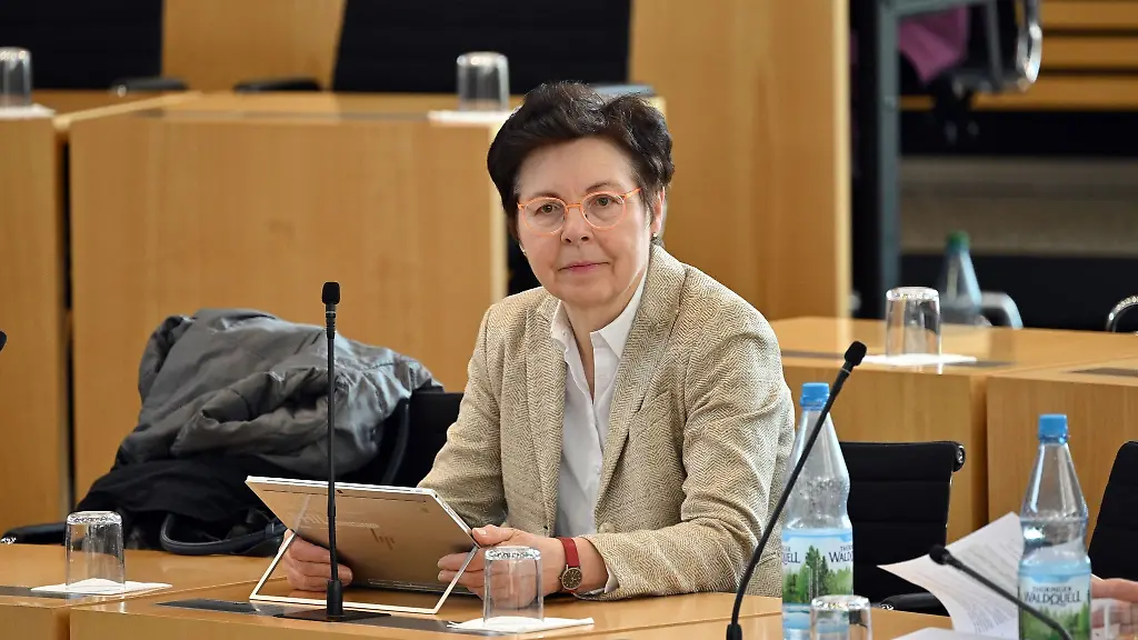 Thueringens-Finanzministerin-Heike-Taubert-SPD-nimmt-an-einer-Landtagssitzung-teil