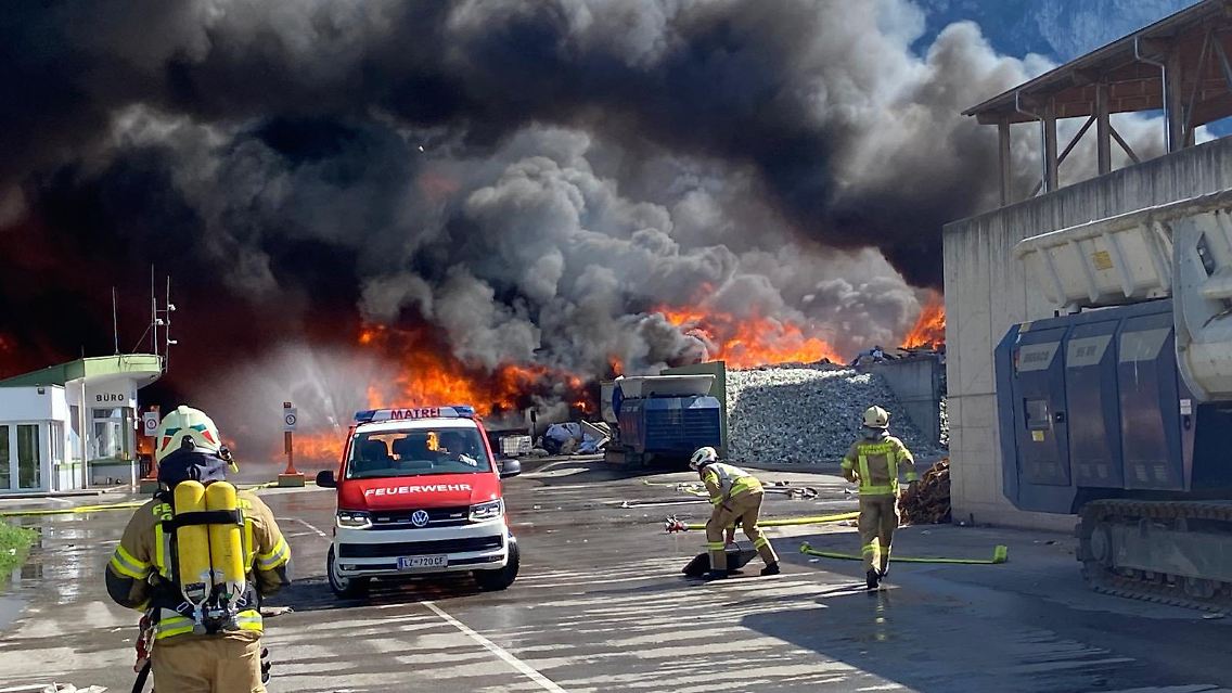 Mehr als 500 Kameraden kämpfen gegen die enormen Flammen an.
