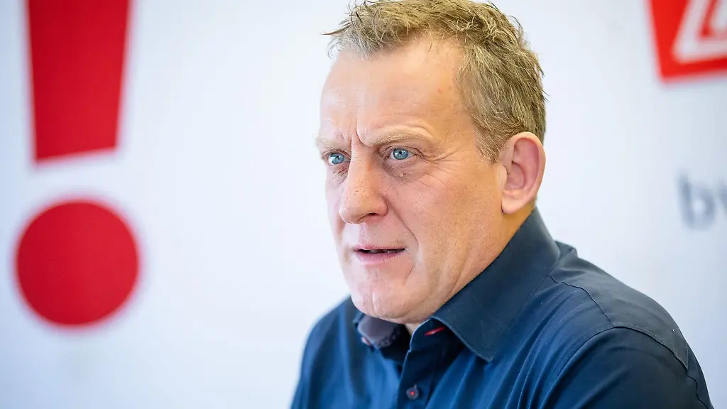 Roman-Zitzelsberger-Bezirksleiter-der-IG-Metall-Baden-Wuerttemberg-in-Stuttgart