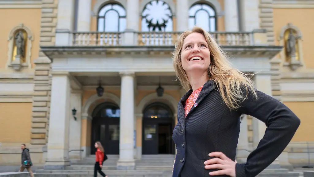 Die-Daenin-Mille-Maria-Dalsgaard-neue-Kuenstlerische-Leiterin-der-Buehnen-Halle-steht-vor-der-Oper