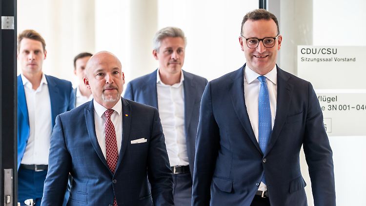 CSU-Landesgruppenchef Hoffmann und Unionsfraktionschef Spahn wollen Zugeständnisse von der SPD.