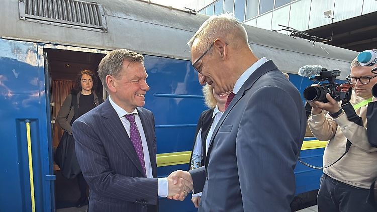 Johann Wadephul wird in Kiew vom deutschen Botschafter Martin Jäger begrüßt.