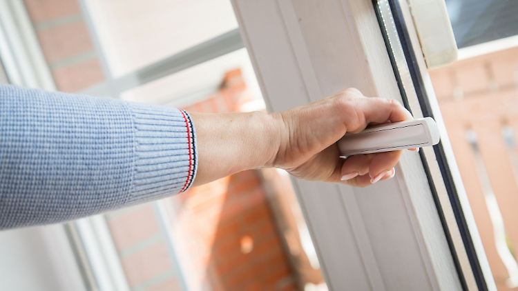 Fenster mit niedrigem g-Wert schützen im Sommer vor Hitze, lassen aber im Winter weniger Sonnenwärme rein.