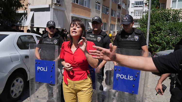 Die türkische Politikerin Kezban Konukcu streitet mit Polizeibeamten, die während des jährlichen LGBTQ+-Pride-Marsches Menschen blockieren.