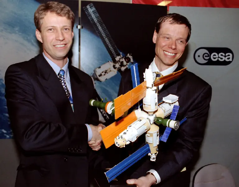 1995-03-17T120000Z-1956687613-PBEAHUNACEJ-RTRMADP-3-SPACE