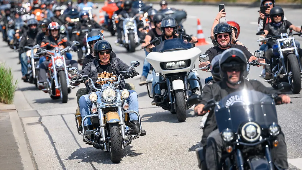Teilnehmer-der-Parade-der-Hamburger-Harley-Days-fahren-auf-ihren-Motorraedern-ueber-die-Elbbruecken