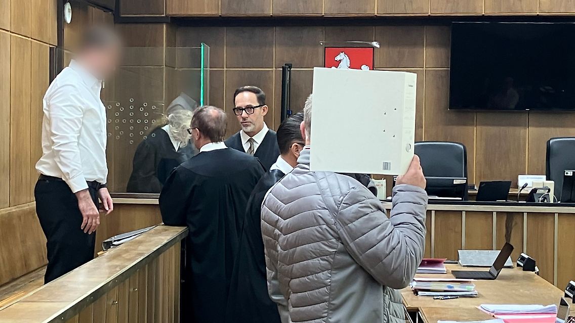 Der 34-Jährige (l.) soll das Geld entwendet, sein Kollege (r.) die Taten abgesichert haben.
