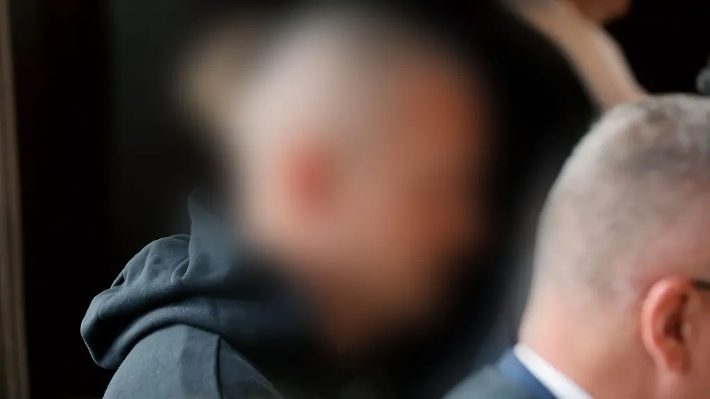 Der-Angeklagte-im-Mordprozess-wartet-im-Saal-des-Landgerichts-auf-den-Prozessbeginn