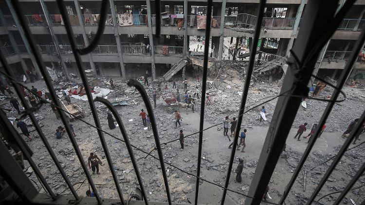 Menschen im Gazastreifen inspizieren die Schäden aus der Nacht.