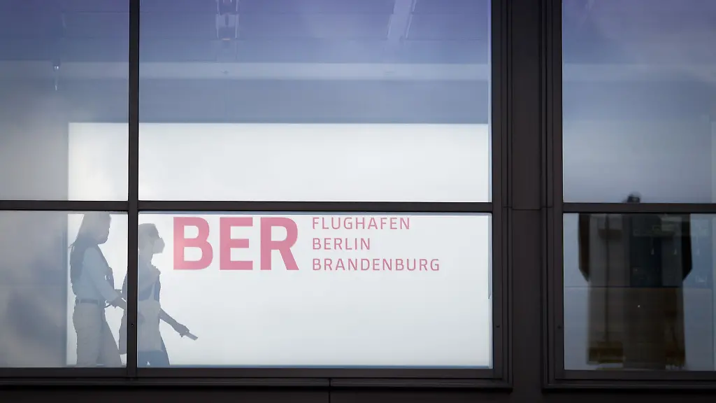 Zwei-Frauen-gehen-im-Terminal-1-des-Flughafens-BER-Willy-Brandt-den-Gang-entlang