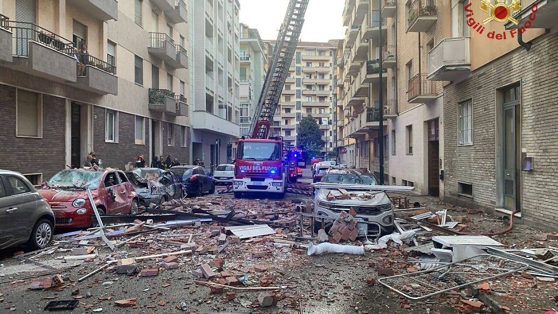 Die Rettungskräfte sind seit mehreren Stunden im Einsatz.