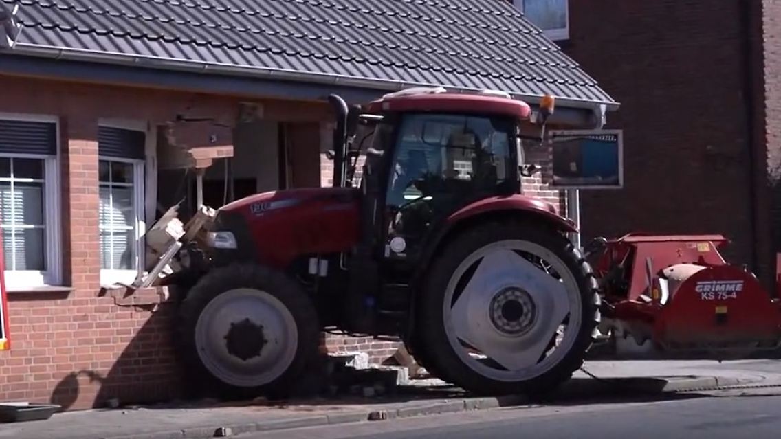Traktor kracht in Haus.jpg