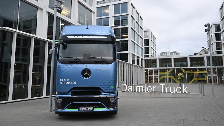 Ein Mercedes-Benz Lastwagen steht vor der Zentrale von Daimler Truck in Leinfelden-Echterdingen.