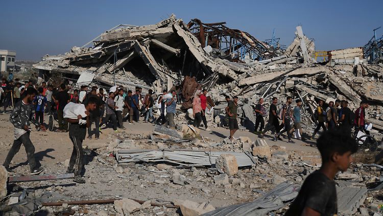 Palästinenser an einem Verteilungszentrum für Hilfsgüter im Gazastreifen. 
