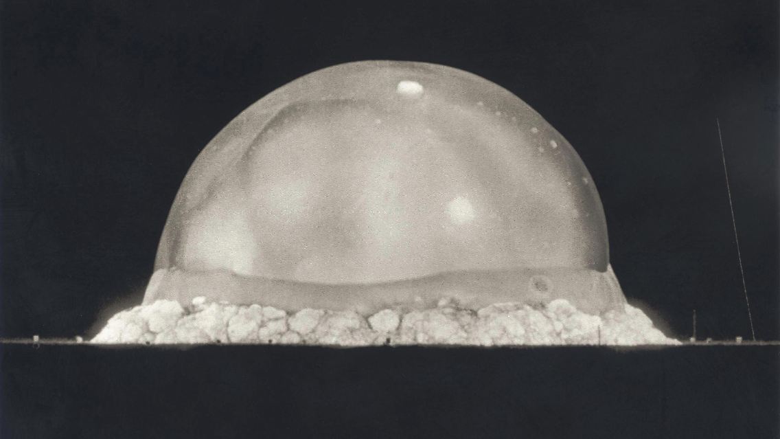 Am 16. Juli 1945 explodiert zum ersten Mal eine Atombombe.