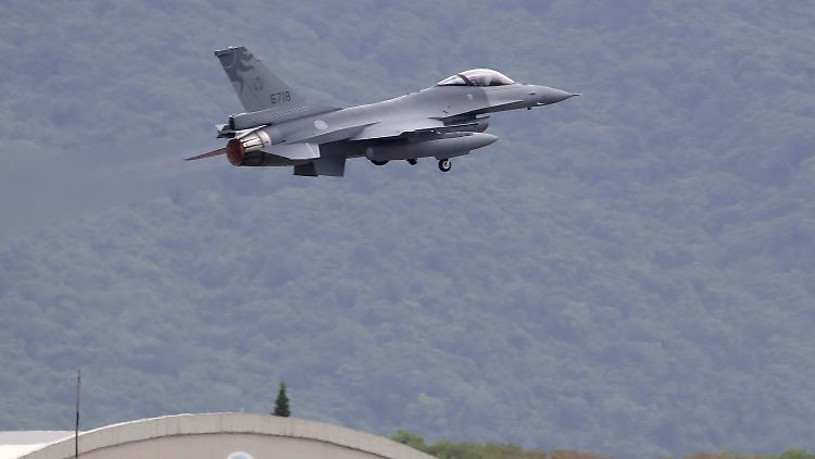 Ein F-16V-Kampfjet startet während der "Han-Kuang"-Übung 2024 im Bezirk Hualien im Osten Taiwans.
