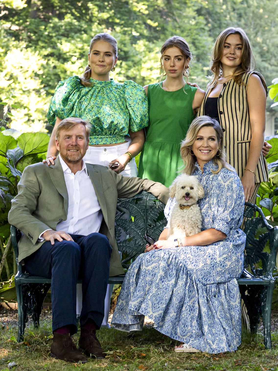 Sommertradition: König Willem-Alexander, Königin Maxima, Familienhund Mambo und die Prinzessinnen (vlnr) Amalia, Alexia und Ariane.
