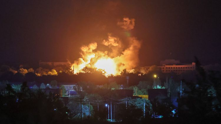 Folgen einer ukrainischen Attacke auf Luhansk. Daneben gab es Angriffe auf Donezk, die Halbinsel Krim und Ischewsk.