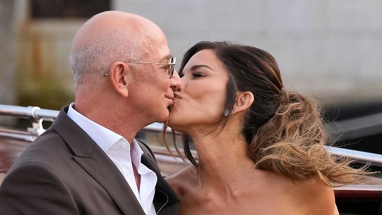 Jeff Bezos und seine frisch angetraute Lauren Sánchez Bezos küssen sich in Venedig - vermutlich auch mit etwas operierter Mundpartie.