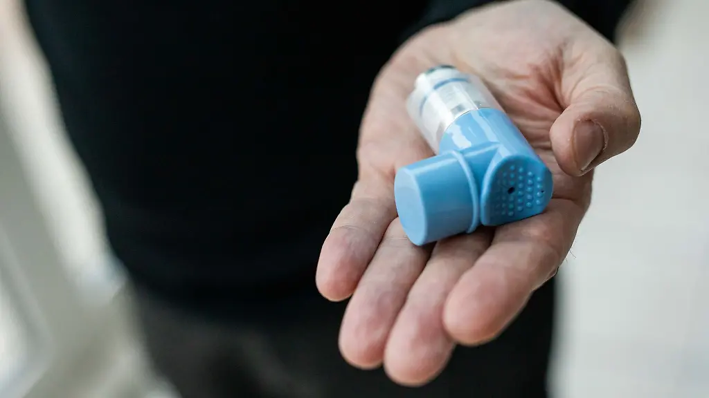 Ein-Asthmatiker-haelt-einen-Asthmaspray-in-der-Hand