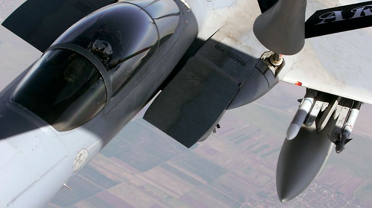 Fliegende Tankstellen für eine global engagierte Supermacht: Ein Kampfjet vom Typ F15 dockt an.