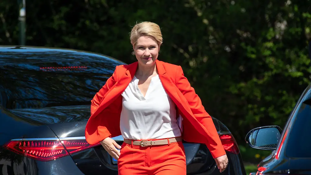 Ministerpraesidentin-von-Mecklenburg-Vorpommern-Manuela-Schwesig-besucht-den-Landesparteitag-der-Partei-Die-Linke