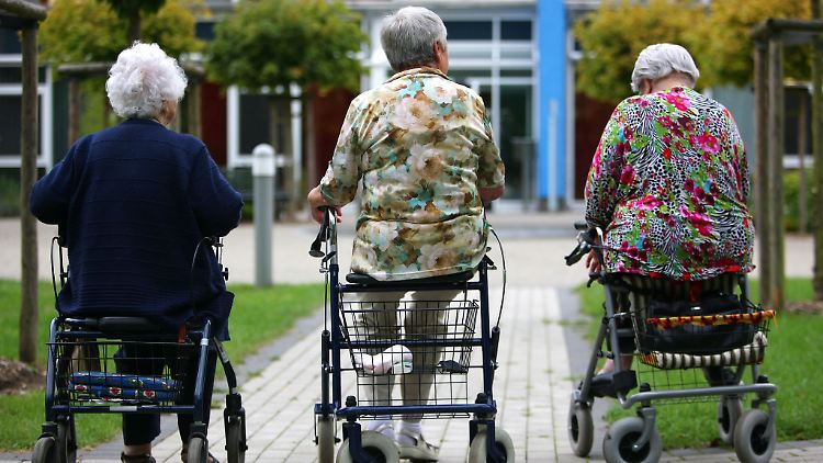 Wie selbstständig kann sich die Person fortbewegen? Das ist eine der Fragen, die bei der Pflegebegutachtung eine Rolle spielt. 