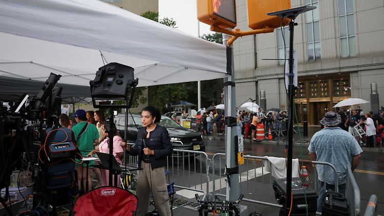 Schaulustige und Medienvertreter vor dem Gerichtsgebäude in New York. Bis zur Urteilsverkündung müssen sie sich noch mindestens einen weiteren Tag gedulden. 