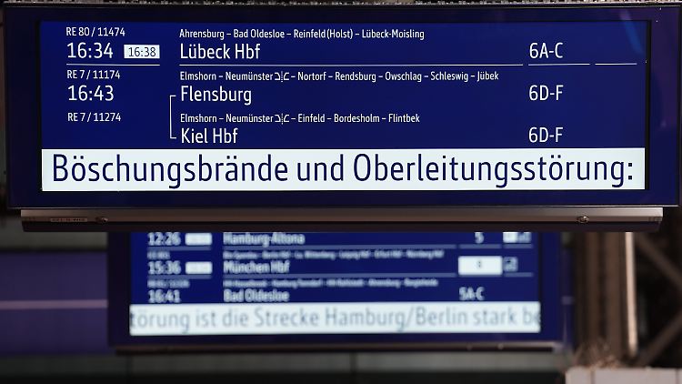 Reisenden rät die Bahn, sich rechtzeitig zu informieren, ob ihr Zug fährt.