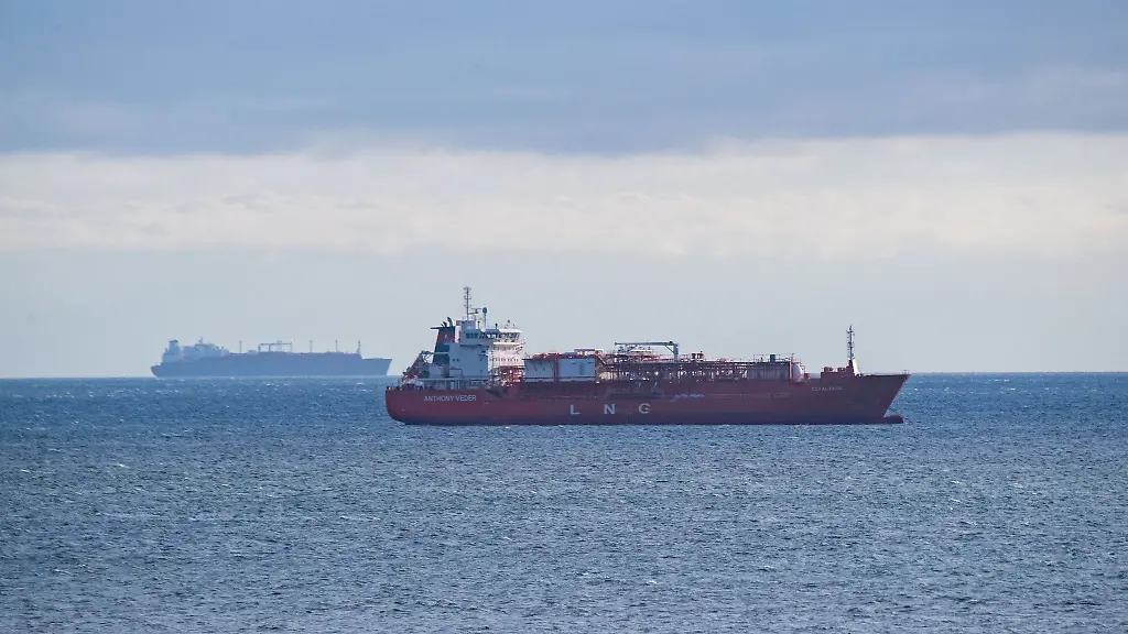 Der-LNG-Shuttle-Tanker-Coral-Favia-liegt-vor-Sassnitz-vor-Anker