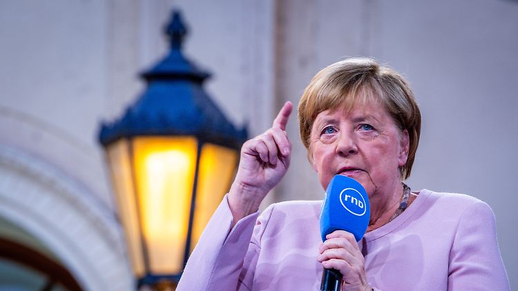 Ex-Bundeskanzlerin Merkel bei einer Gesprächsrunde in Schwerin. 