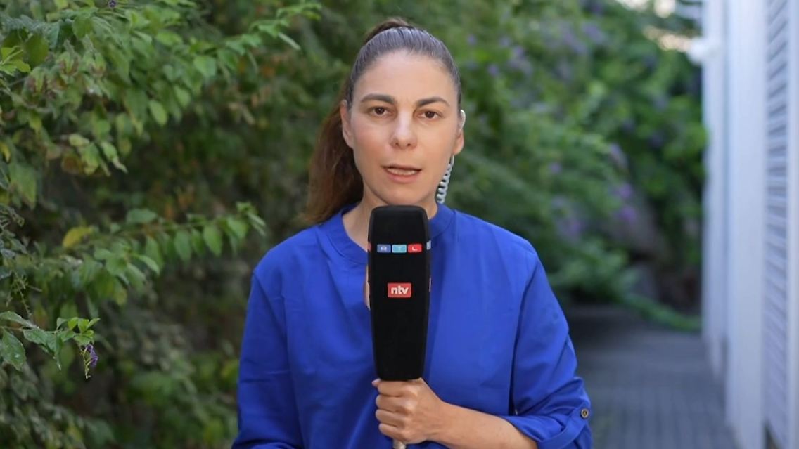 Raschel Blufarb.jpg