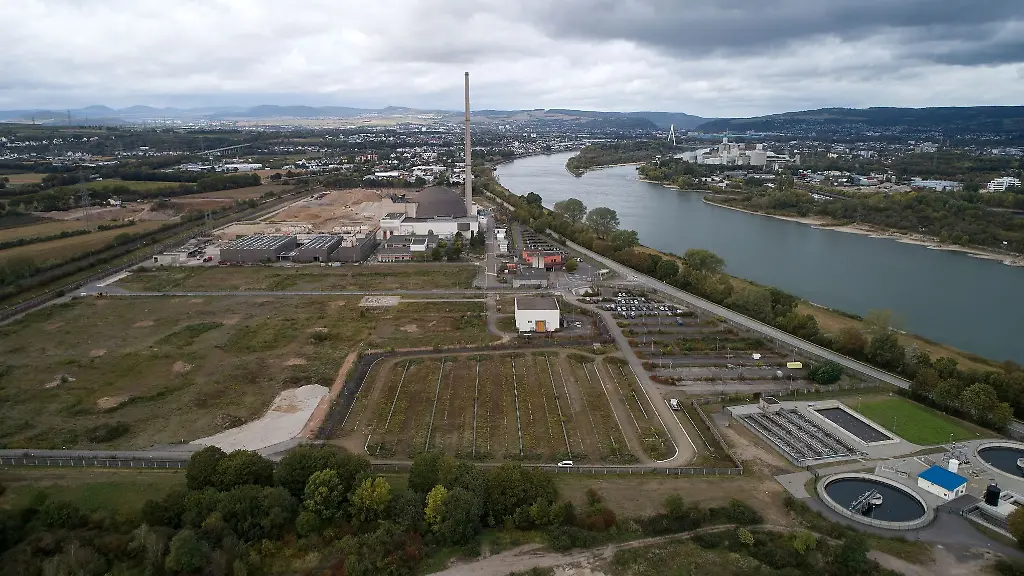 Auf-dem-einstigen-Mitarbeiterparkplatz-des-AKW-Muelheim-Kaerlich-wuchert-Gestruepp-Luftaufnahme-mit-einer-Drohne