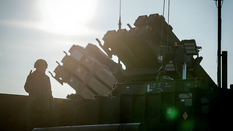 Mit sechs bis sieben vollständigen Patriot-Systemen und einigen zusätzlichen Startgeräten hat die Ukraine deutlich zu wenig in Besitz. Trotzdem haben diese wahrscheinlich schon Tausenden Menschen das Leben gerettet.