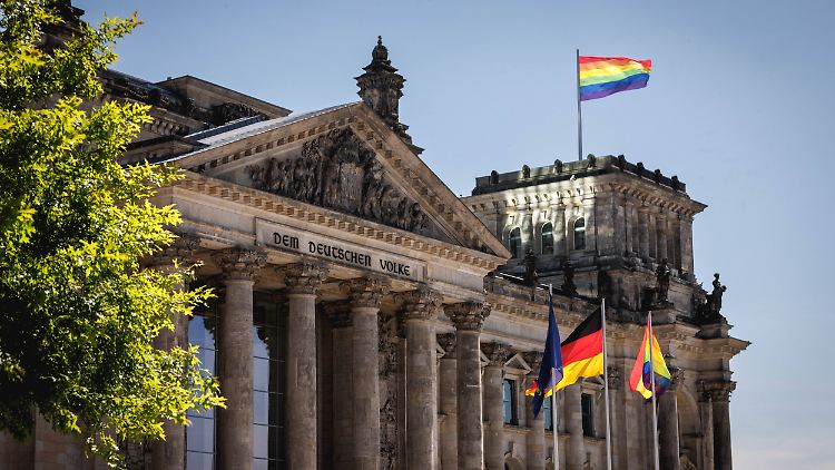 An einem Tag im Jahr weht über dem Bundestag die Regenbogenfahne: am 17. Mai, dem Tag gegen Homophobie.