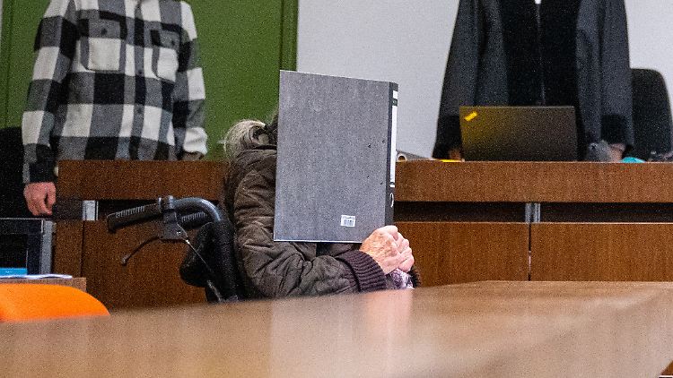 Die Angeklagte im Rollstuhl im Landgericht München