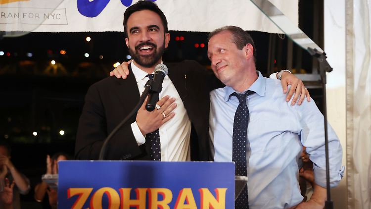 Zohran Mamdani (l) gewann die Vorwahlen der Demokraten zum New Yorker Bürgermeister.