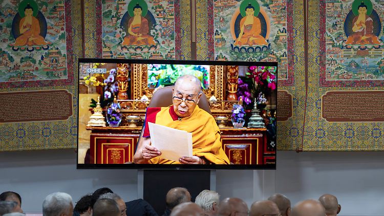 Der Dalai Lama beim Verlesen seiner Videobotschaft. 