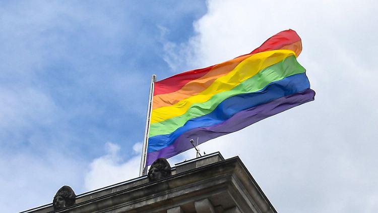 Am 17. Mai wehte die Regenbogenfahne auf einem der vier Ecktürme. Skandal? Nein, Selbstverständlichkeit.