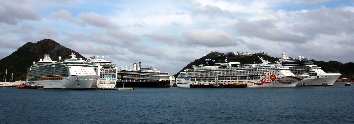 Alltag in der Karibik: So viele Kreuzfahrtschiffe wie hier im Hafen von St. Barth hat manche kleine Antilleninsel an vielen Tagen zu verkraften.