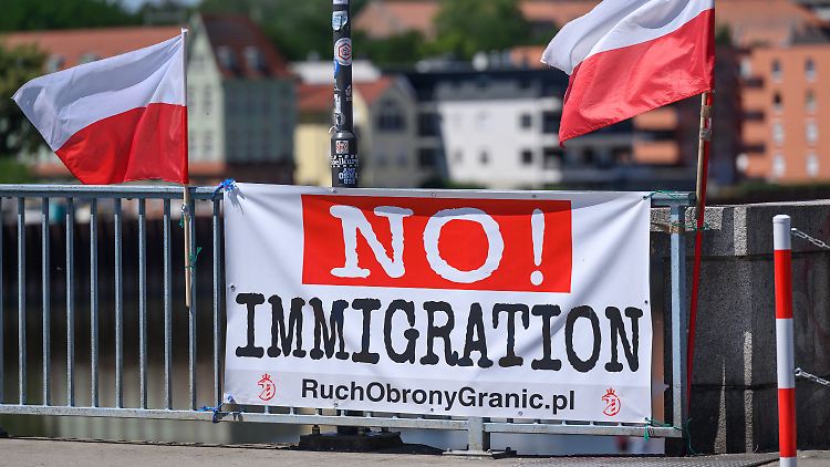 Ein Plakat der "Bewegung zur Verteidigung der Grenzen" hängt auf der polnischen Seite des Grenzübergangs zwischen Frankfurt Oder und Slubice.