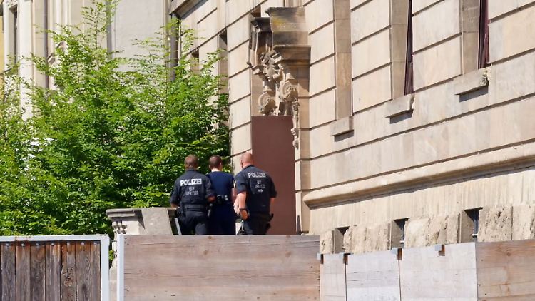 Polizeibeamte führen den Täter in das Gerichtsgebäude in Schweinfurt. 