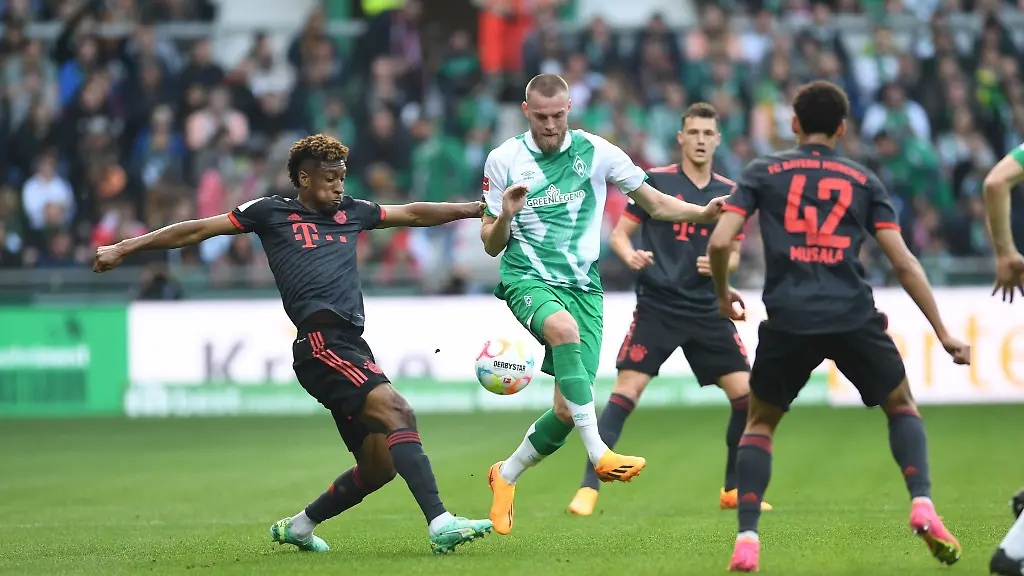 Werdes-Marvin-Ducksch-M-kaempft-gegen-Bayerns-Jamal-Musiala-r-und-Kingsley-Coman-um-den-Ball