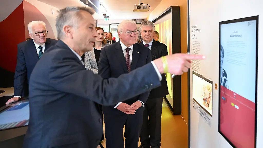 Bundespraesident-Frank-Walter-Steinmeier-r-sieht-sich-bei-einem-Rundgang-im-Theodor-Heuss-Haus-in-Stuttgart-zur-Wiedereroeffnung-des-Hauses-die-neu-gestaltete-Dauerausstellung-an