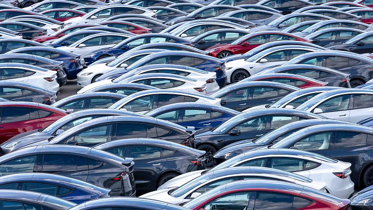 Tesla baute im vergangenen Quartal mit 410.244 Autos aller Modelle gut ein Prozent weniger Wagen als ein Jahr zuvor.
