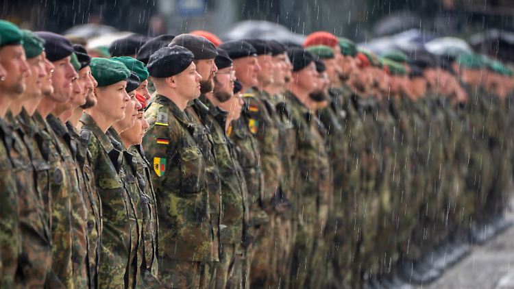 Deutsche Soldatinnen und Soldaten beim Aufstellungsappell der Brigade 45 Ende Mai in Vilnius.