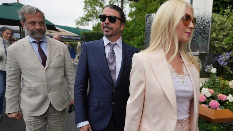 Ungewohnter Look: Dave Grohl (M.).