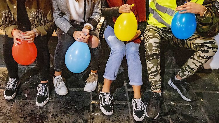 Aus bunten Ballons inhaliert, ist Distickstoffmonoxid vor allem unter Kindern und Jugendlichen zur beliebten Partydroge geworden.