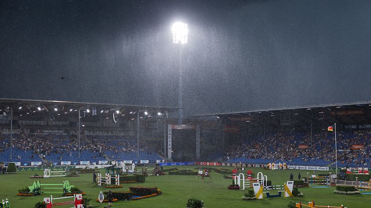 Auch das Reitsportturnier CHIO in Aachen hatte mit den Unwettern zu kämpfen: Die Wettbewerbe wurden mehrfach unterbrochen. Über Schäden wurde zunächst nichts berichtet.